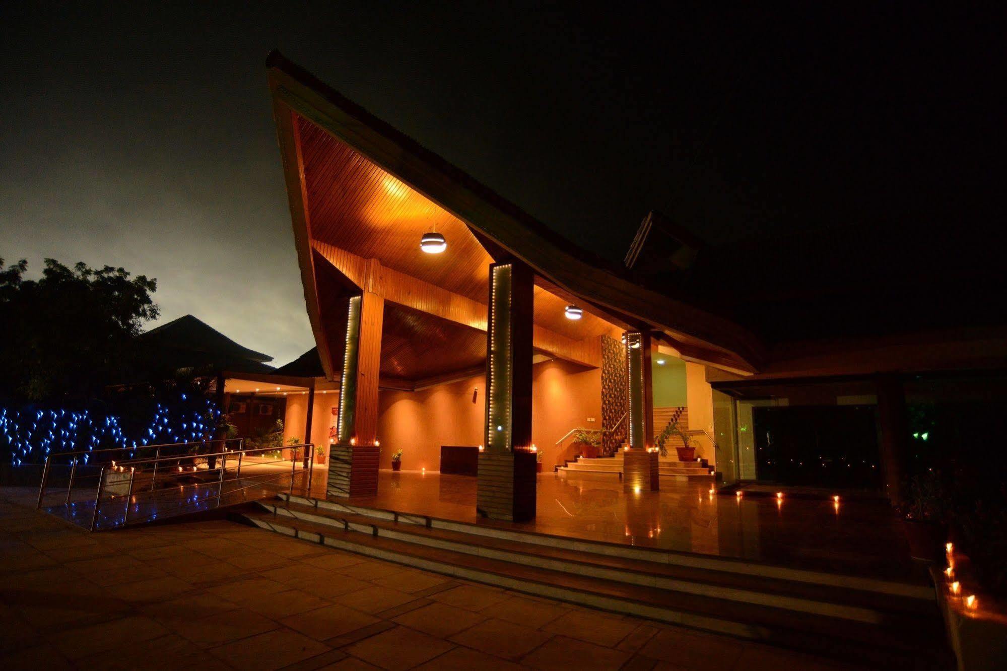 Palm Green Club Resort Jetalpur Buitenkant foto