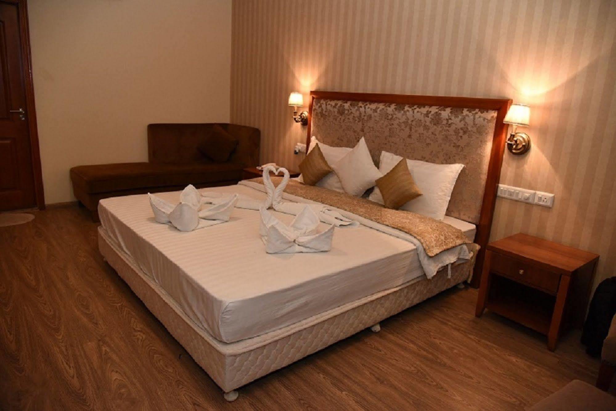 Palm Green Club Resort Jetalpur Buitenkant foto