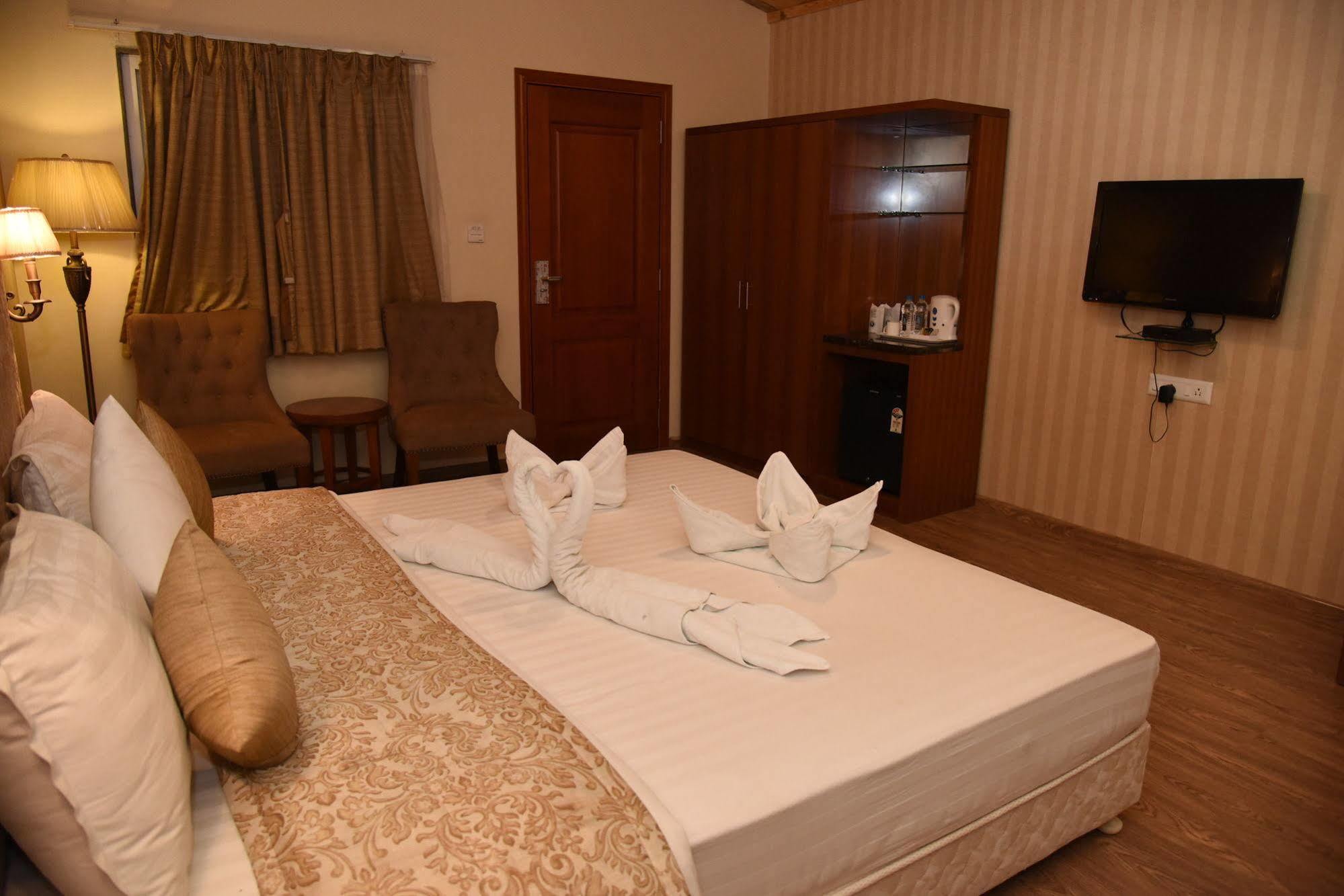 Palm Green Club Resort Jetalpur Buitenkant foto