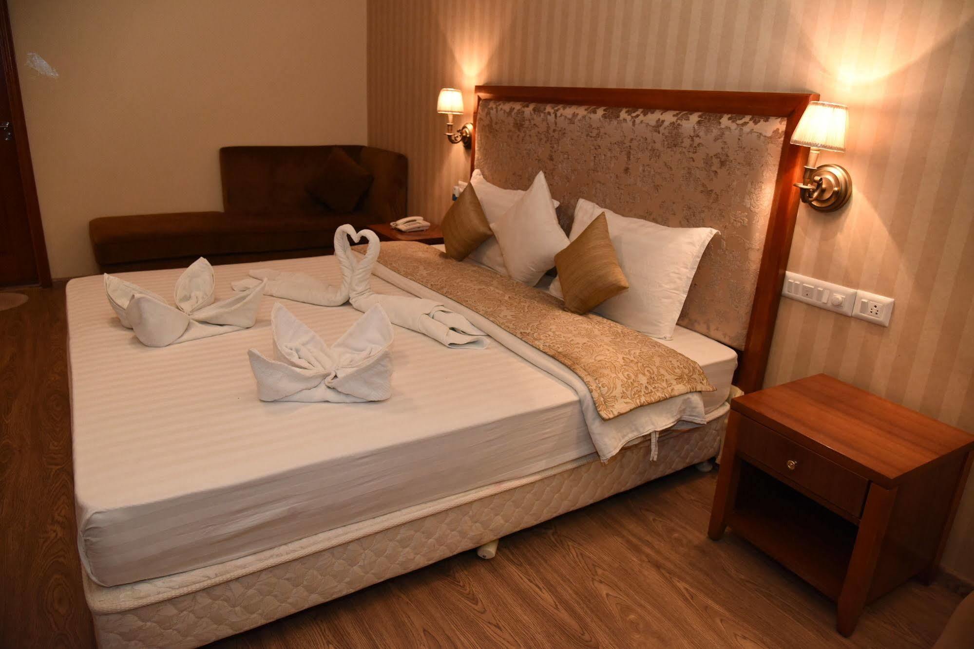 Palm Green Club Resort Jetalpur Buitenkant foto