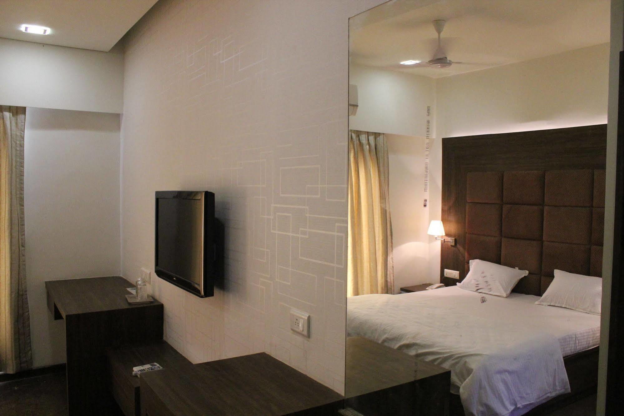 Palm Green Club Resort Jetalpur Buitenkant foto
