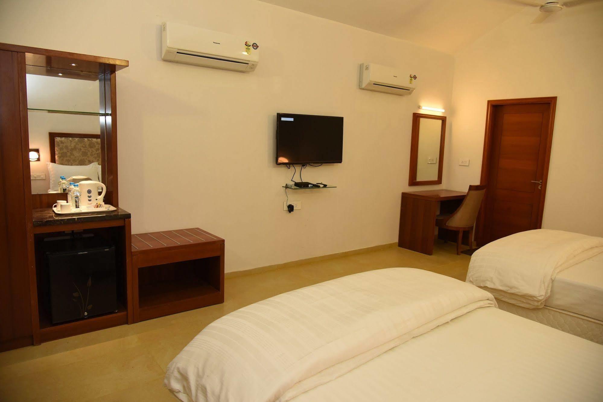 Palm Green Club Resort Jetalpur Buitenkant foto