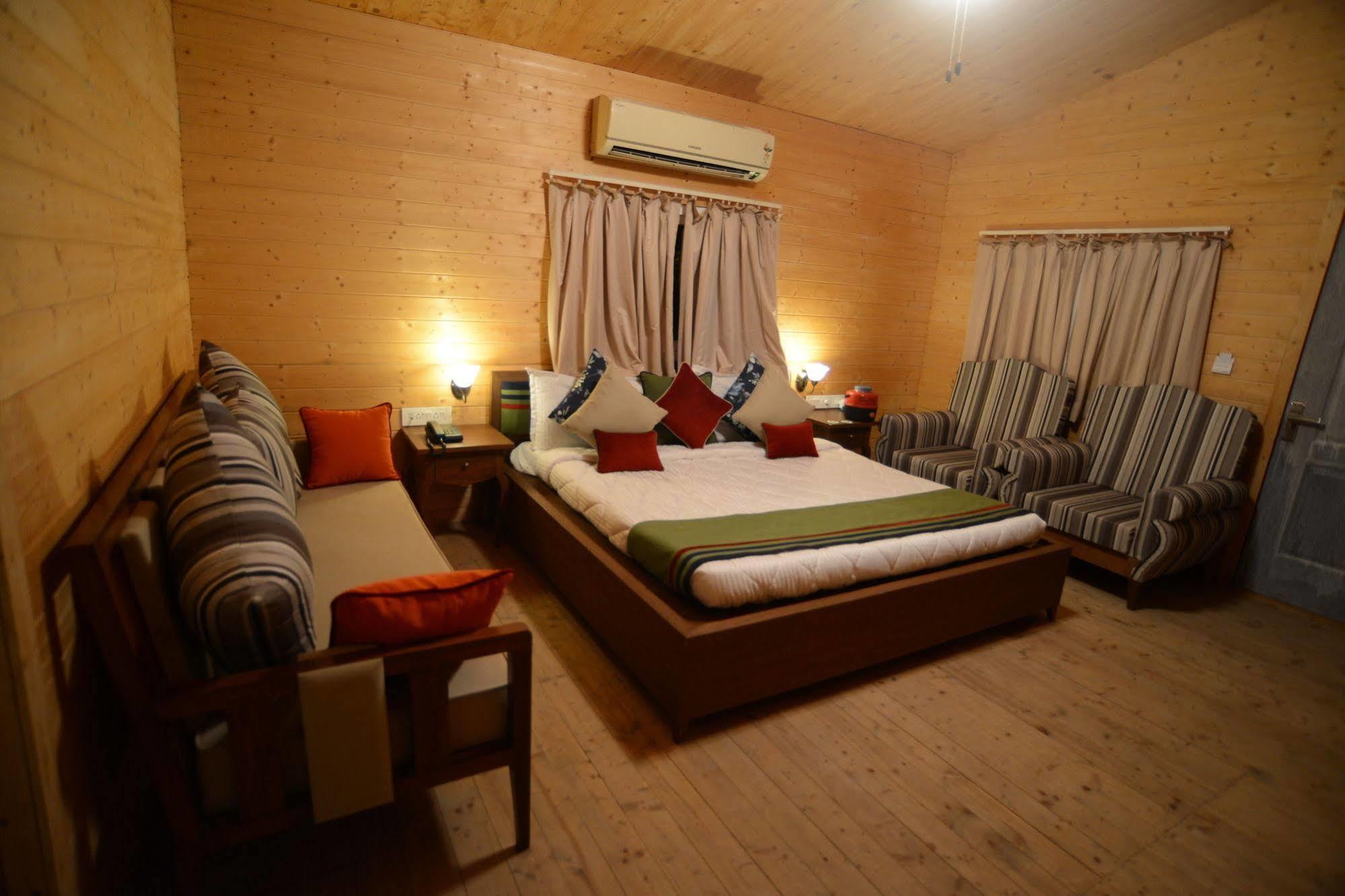 Palm Green Club Resort Jetalpur Buitenkant foto